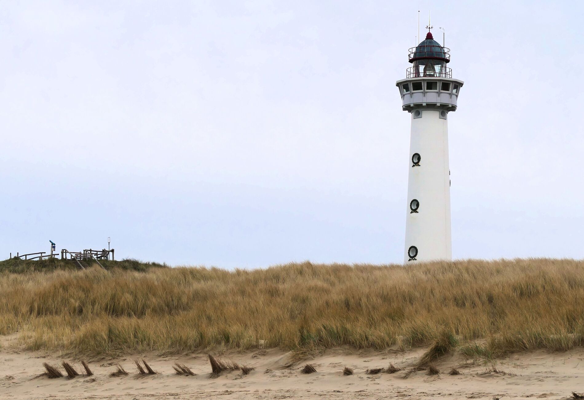 Vuurtoren in de duinen bij Egmond aan Zee