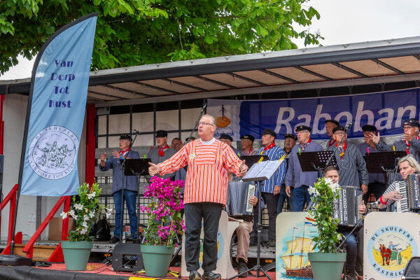 De Skulpers openen het festival op het Schulpersplein, 25 mei 2025