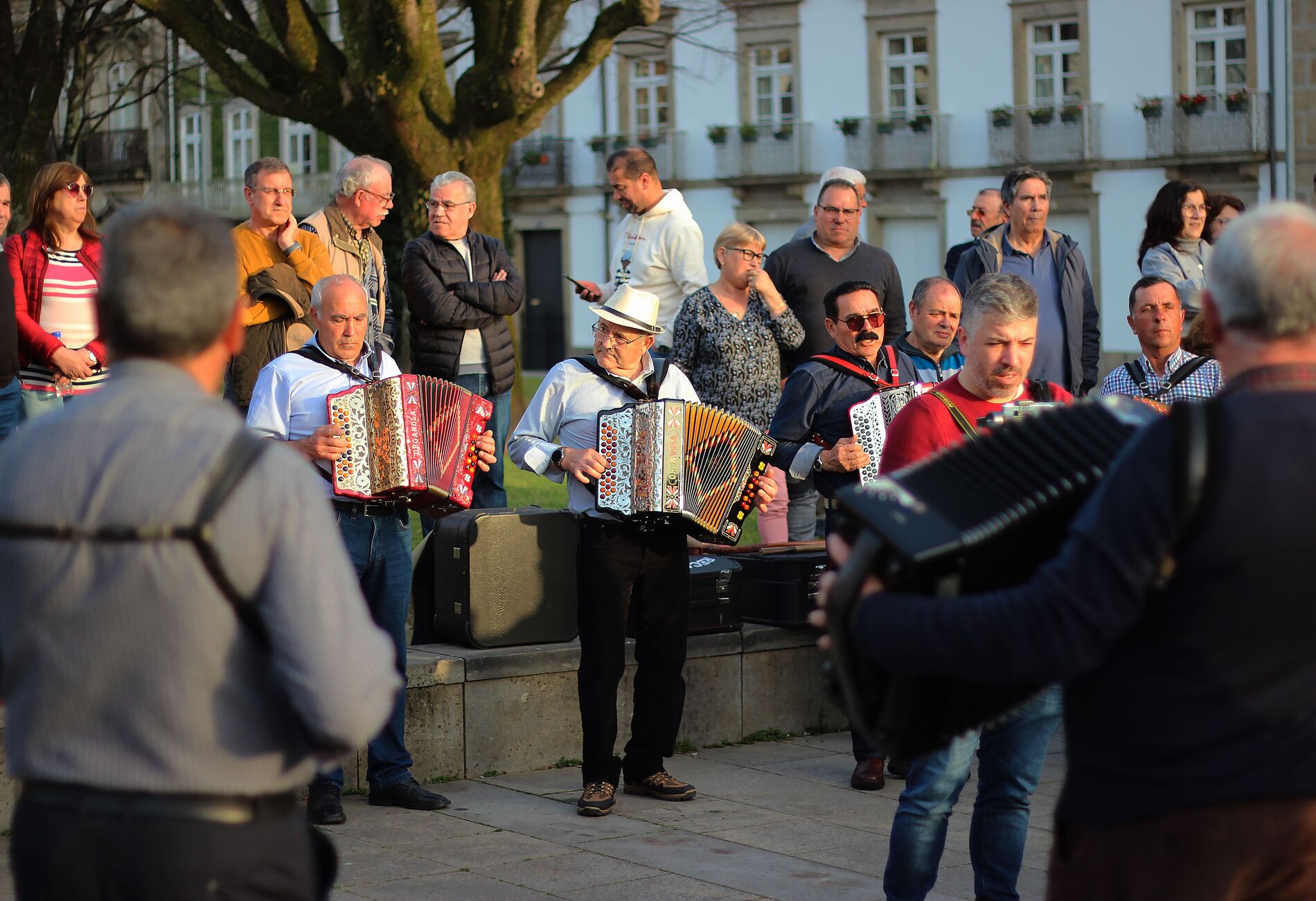 Accordeonisten spelen buiten voor publiek