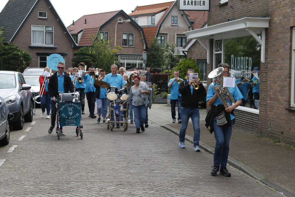 Publiek langs de route van Van Dorp tot Kust